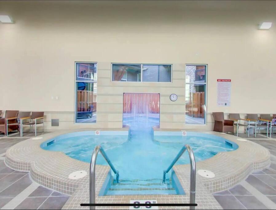 Cozy One Bedroom Condo With Indoor Pool And Hottub Канмор Экстерьер фото
